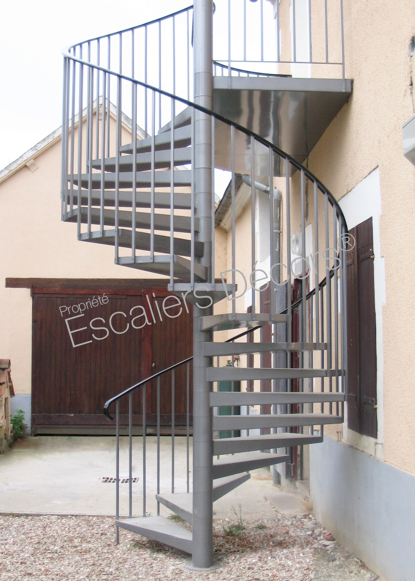 Photo SH15 - Gamme Initiale - SPIR'DÉCO® Classique. Escalier semi-standard d'extérieur en acier galvanisé y compris passerelle métallique à l'arrivée.